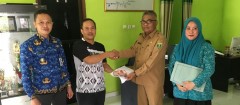 PENYERAHAN BANTUAN UNTUK PEMBELIAN ALAT MUSIK DESA UWIE