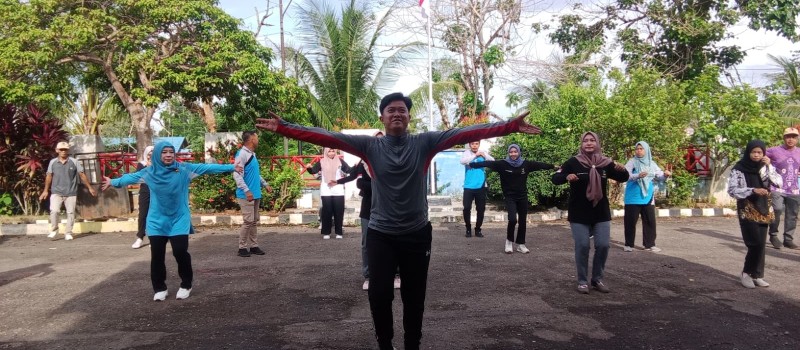 Senam Pagi seluruh pegawai kantor Kecamatan Muara Uya