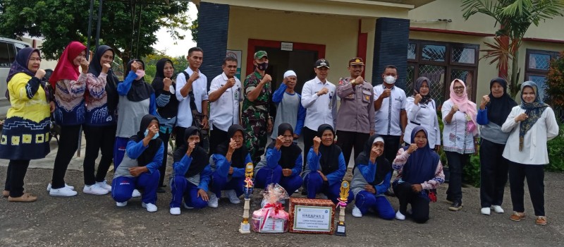 Pemberian Hadiah Juara Senam Lansia Desa Ribang