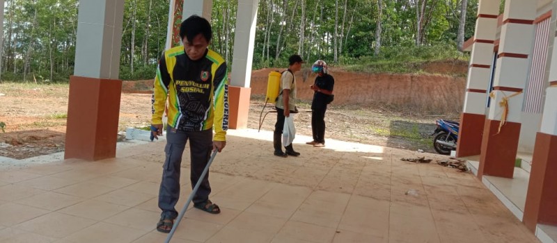 Gotong Royong Pembersihan Kantor Camat Muara Uya Yang Baru