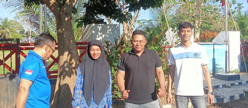 Kegiatan bersih-bersih lingkungan kantor Kecamatan Muara Uya