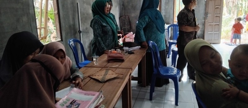 Menghadiri  acara Vaksin Polio di Posyandu Lumbang Rt 08