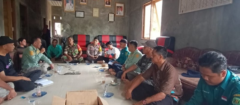 Acara sosialisasi pengentasan Desa rentan pangan dan Pelatihan pengolahan pangan lokal. Oleh Kadin ketahanan pangan dan holtikoltora Kab Tab.. Di Desa Salikong