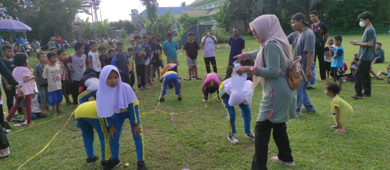 Lomba Memasukkan Paku dalam Botol