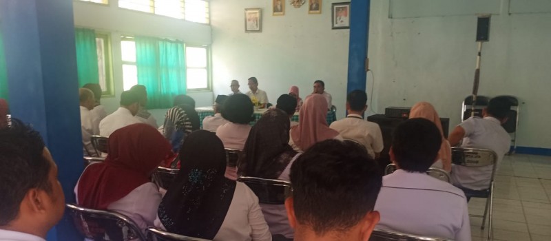 Acara Rapat Di Aula Kantor Kecamatan Muara Uya