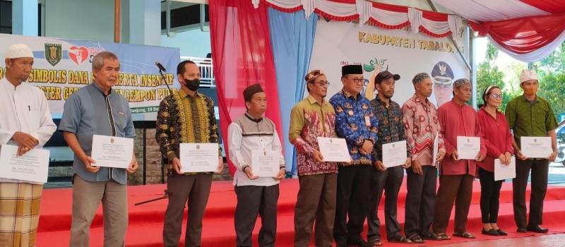 Penyerahan Simbolis Dana Hibah Serta Insentif Kaum Mesjid, Koster Gereja dan Pengempon Pure