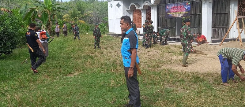 Karya bakti pembersihan fasilitas umum dalam rangka HUT TNI KE-78