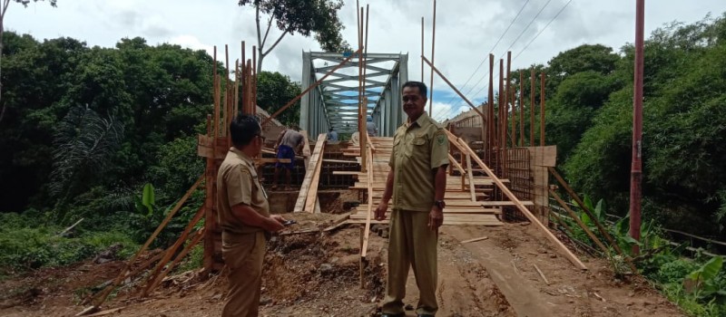 Monetoring kegiatan pembuatan jembatan di Desa Santun Kec. Muara Uya.