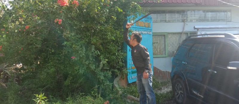 Kegiatan Pembersihan di sekitar Kantor Camat Muara Uya