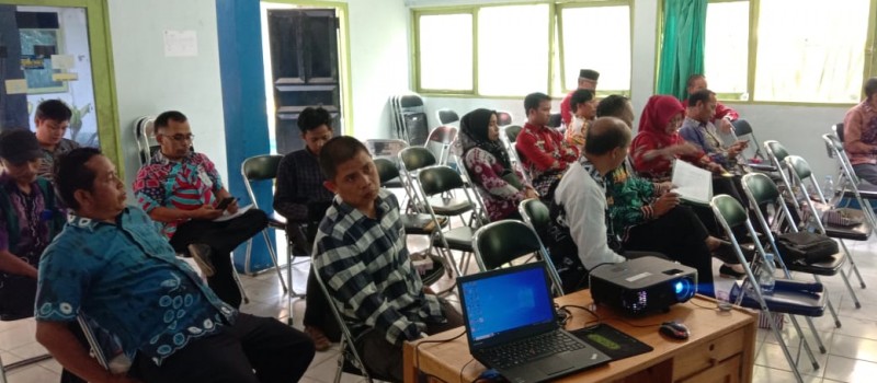 Acara rapat Koordinasi dan rapat BUMDES di aula kantor camat Muara Uya.