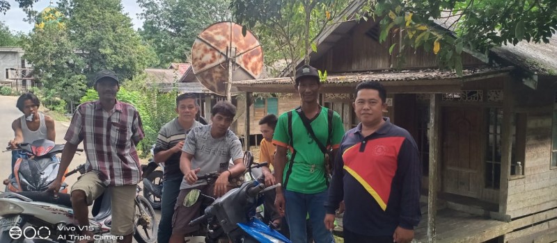 Bersama masyarakat mencari warga yang hilang