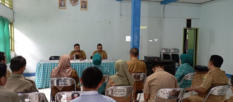 Rapat Intern Pegawai Kantor Kecamatan Muara Uya