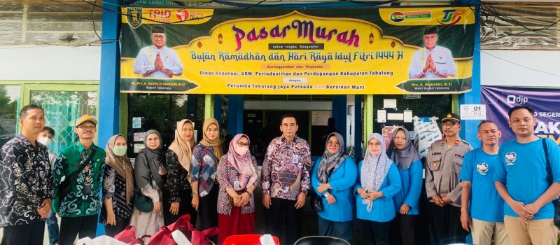 Menghadiri Kegiatan Pasar Murah di Halaman Kantor Camat Muara Uya Kabupaten Tabalong kamis 13 April 2023