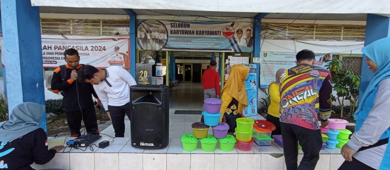 Senam bersama di halaman Kantor Kecamatan Muara Uya