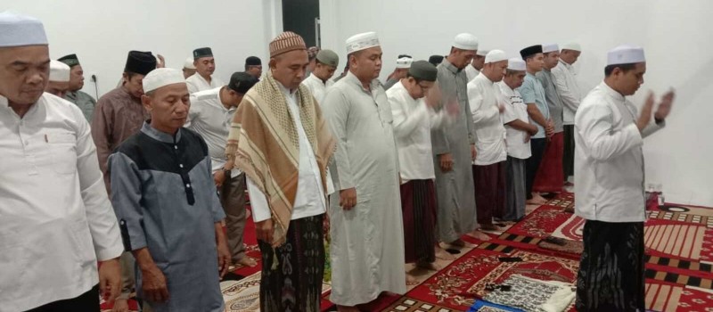 Sembahyang Hajat di Kantor Kecamatan Muara Uya yang Baru