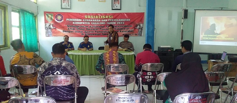 Sosoalisasi pemadam kebakaran dan penyelamatan dari Damkar Tabalong di aula kantor camat Muara Uya