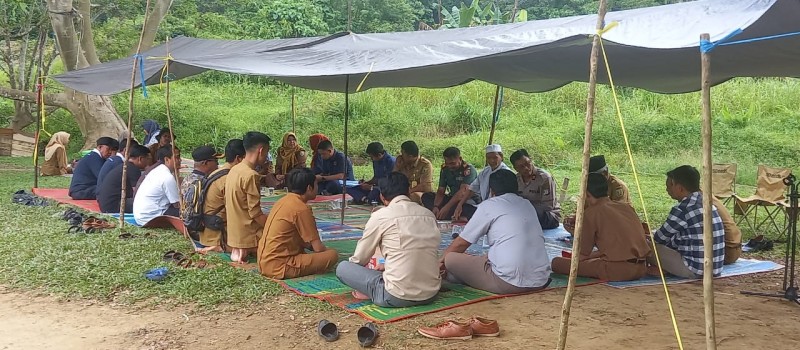 Serah terima jabatan Kepala Desa yang lama kepada yang baru