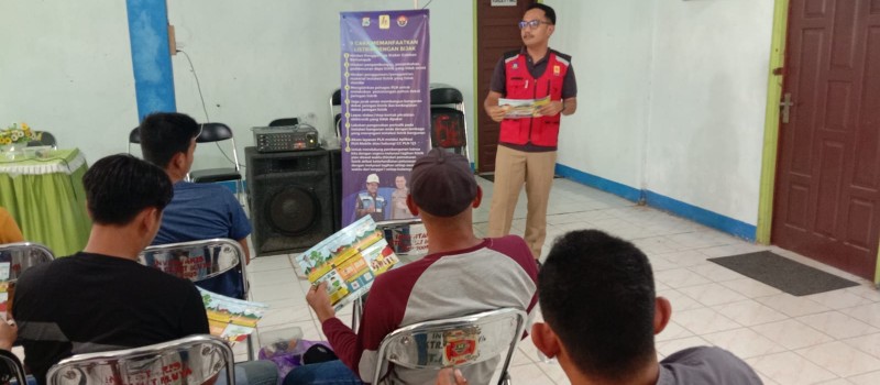 Acara sosialisasi pengamanan aliran Listrik oleh Petugas PLN pada masyarakat Ds Salikung di Aula Kantor Camat Muara Uya.