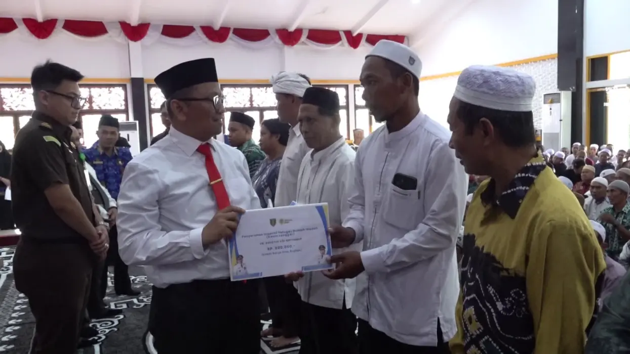 Salurkan Insentif Pengurus Rumah Ibadah, Bupati Harap Jadi Penggerak Nilai Spiritual di Masyarakat