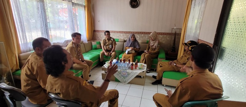 Kunjungan Camat Lampihong ke Kantor Camat Pugaan
