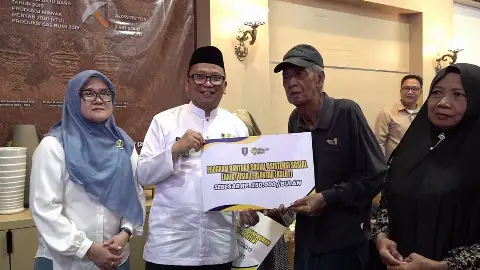 Haji Fani Serahkan Bantuan Sosial Untuk Kelompok Rentan